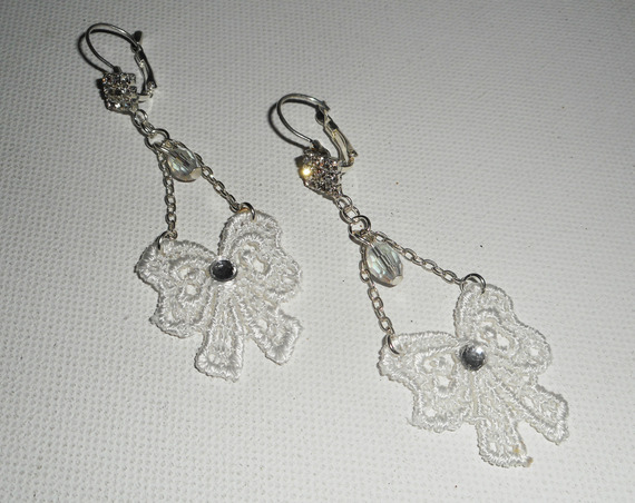 Boucles d'oreilles petits noeuds en dentelle blanche avec cristal