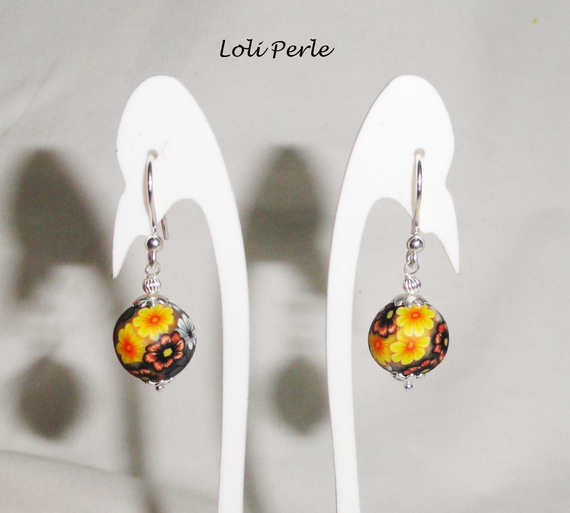 Boucles d'oreilles perle d'argile fleurie gris/jaune en argent 925