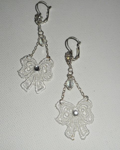 Boucles d'oreilles petits noeuds en dentelle blanche avec cristal