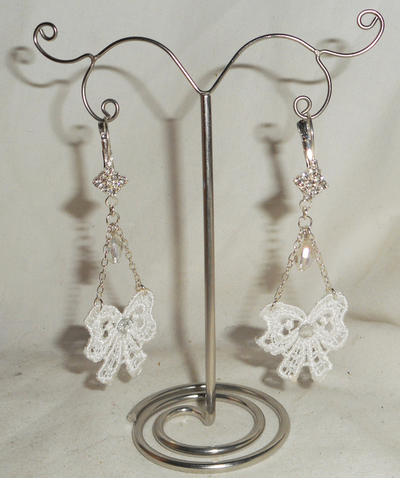 Boucles d'oreilles petits noeuds en dentelle blanche avec cristal