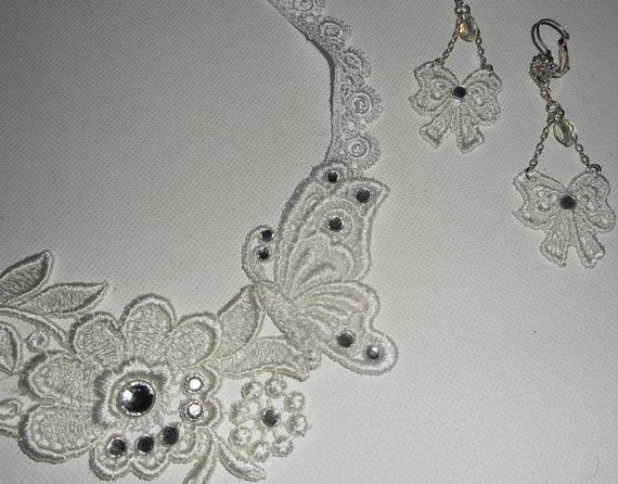 Boucles d'oreilles petits noeuds en dentelle blanche avec cristal