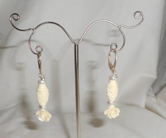 Boucles d'oreilles rose écru en gorgone sur dormeuses en argent 925