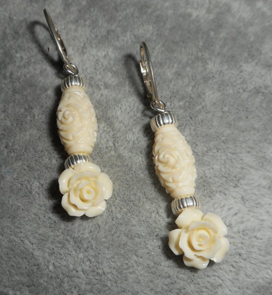 Boucles d'oreilles rose écru en gorgone sur dormeuses en argent 925