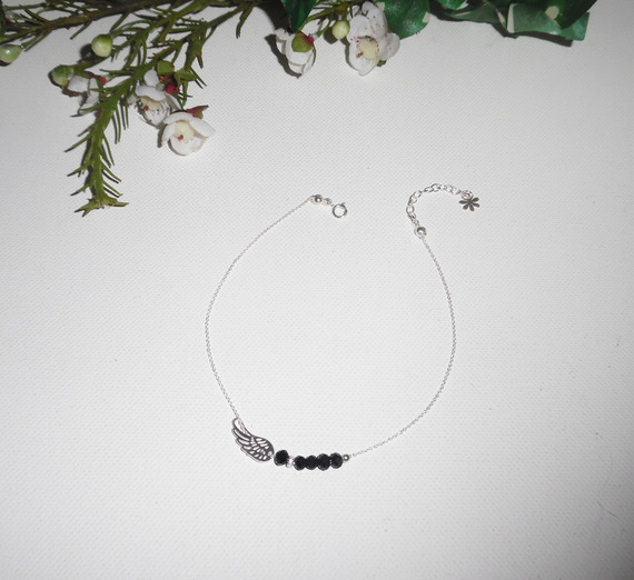 Bracelet/chaine de cheville avec aile et perles en cristal de bohème noir sur chaine argent 925