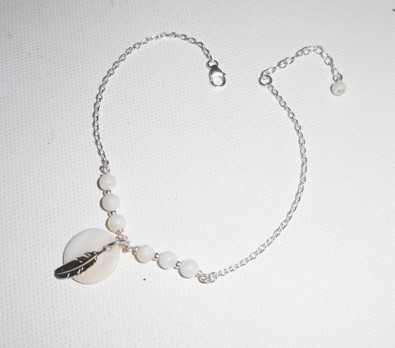 Bracelet/chaine de cheville originale avec plume palet de nacre et  perles sur argent 925