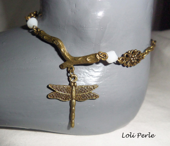 Bracelet/chaine de cheville originale avec libellule et perles en nacre