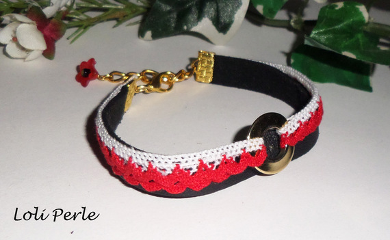 Bracelet cuir noir avec dentelle crochetée rouge et blanche