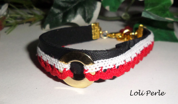 Bracelet cuir noir avec dentelle crochetée rouge et blanche