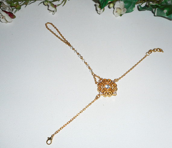 Bracelet de doigt original avec croix en cristal  sur chaine dorée