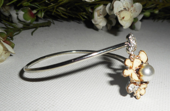 Bracelet en métal soudé avec fleurs ecrues et perle nacrée blanche