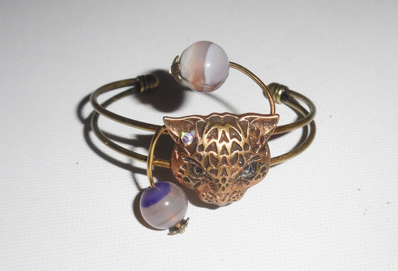 Bracelet en métal soudé avec tigre et pierres en agate sur fil bronze