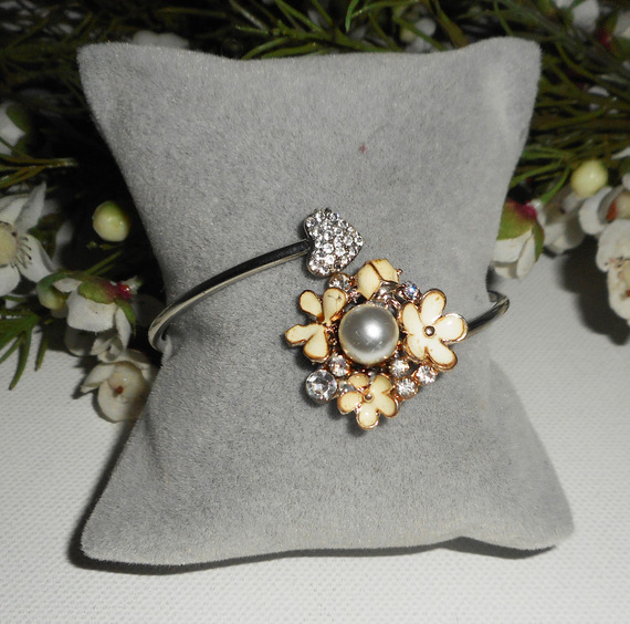 Bracelet en métal soudé avec fleurs ecrues et perle nacrée blanche