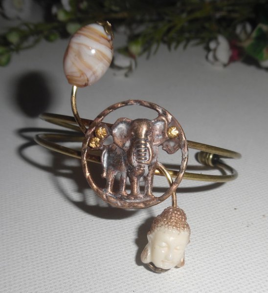 Bracelet en métal soudé avec éléphant verre filé et bouddha
