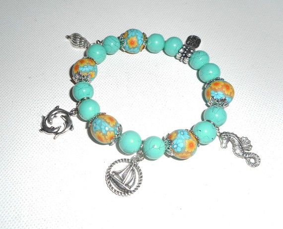 Bracelet en perles de verre turquoise avec perles fleuries sur le thème de la mer
