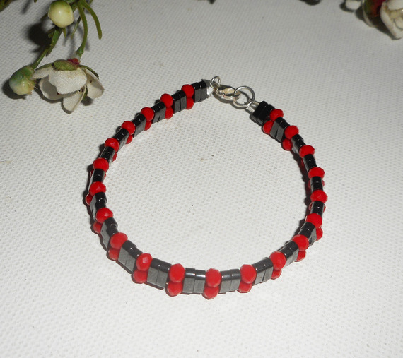 Bracelet en pierres d'hématite avec perles en cristal rouge et argent 925