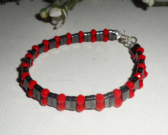 Bracelet en pierres d'hématite avec perles en cristal rouge et argent 925
