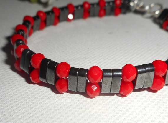 Bracelet en pierres d'hématite avec perles en cristal rouge et argent 925