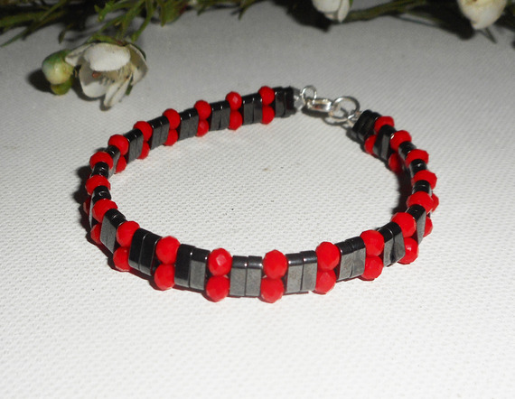 Bracelet en pierres d'hématite avec perles en cristal rouge et argent 925