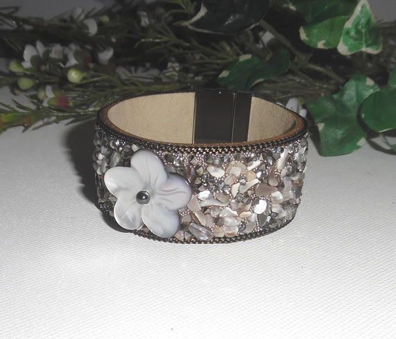 Bracelet fleur de nacre grise avec pierres semi-précieuses et cristal