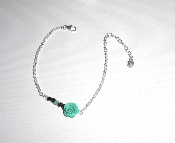 Bracelet fleur verte avec petites pierres en agates sur chaine en argent 925