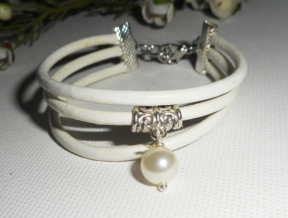 Bracelet multi-rangs en cuir blanc avec perle de culture