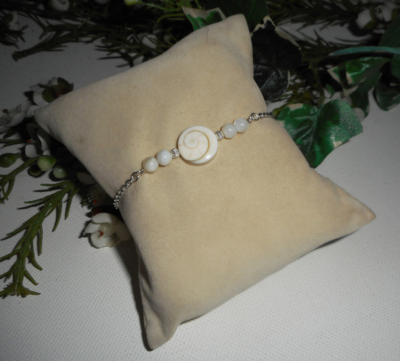 Bracelet oeil de Ste Lucie avec perles de nacre sur chaine argent 925