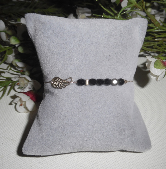 Bracelet original aile et petites perles en cristal noir sur chaine fine en argent 925