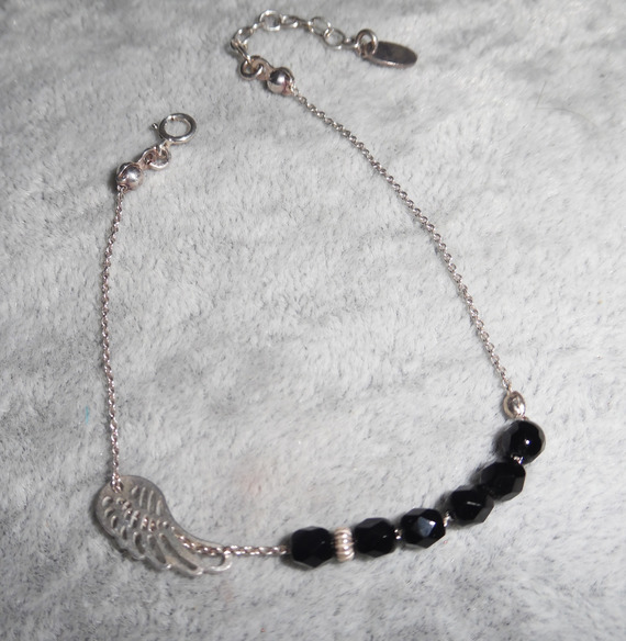 Bracelet original aile et petites perles en cristal noir sur chaine fine en argent 925