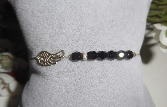 Bracelet original aile et petites perles en cristal noir sur chaine fine en argent 925