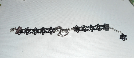 Bracelet original avec cheval en métal argent sur dentelle noire