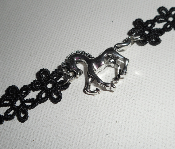 Bracelet original avec cheval en métal argent sur dentelle noire