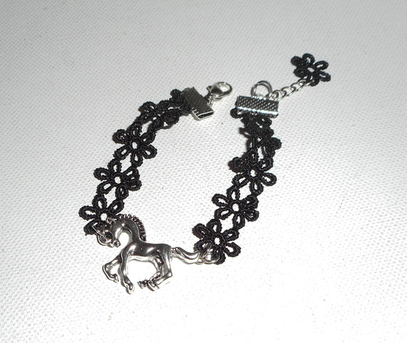 Bracelet original avec cheval en métal argent sur dentelle noire