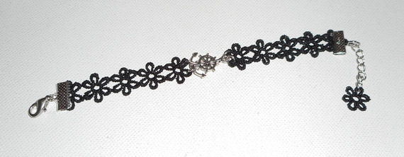 Bracelet original avec ancre et gouvernail sur dentelle noire