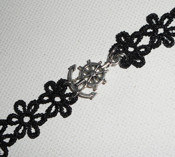 Bracelet original avec ancre et gouvernail sur dentelle noire