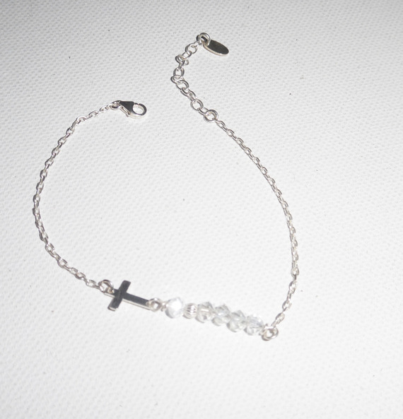 Bracelet original croix et perles en cristal sur chaine fine en argent 925