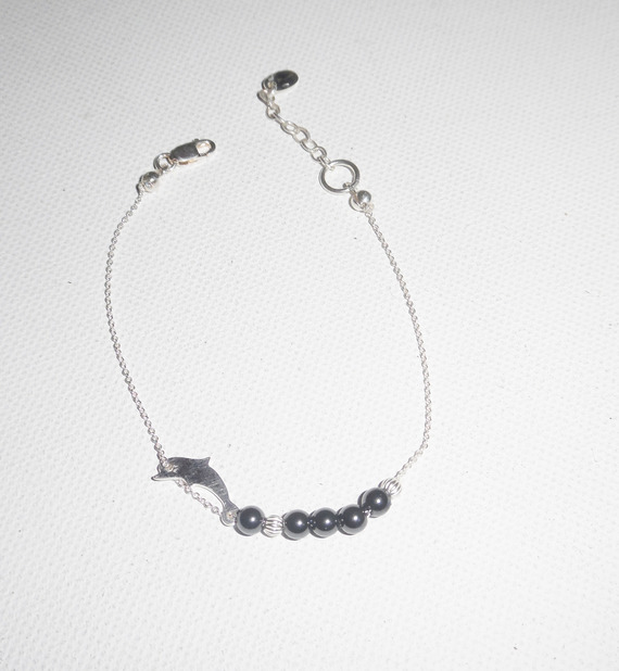Bracelet original dauphin et perles en hématite sur chaine fine en argent 925