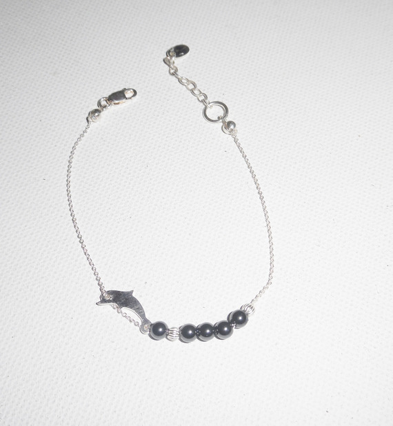 Bracelet original dauphin et perles en hématite sur chaine fine en argent 925