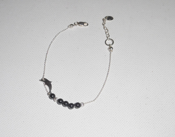 Bracelet original dauphin et perles en hématite sur chaine fine en argent 925