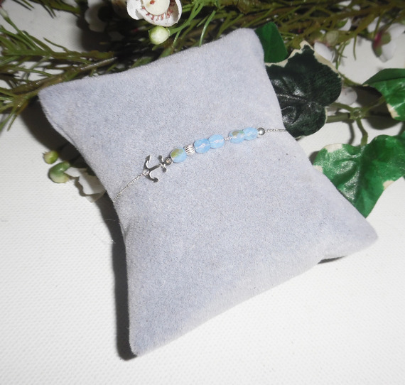 Bracelet original encre marine et petites perles en cristal bleu sur chaine fine en argent 925