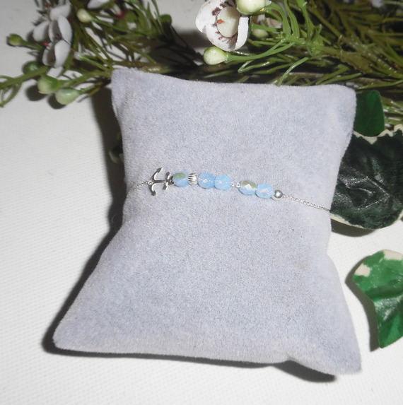 Bracelet original encre marine et petites perles en cristal bleu sur chaine fine en argent 925