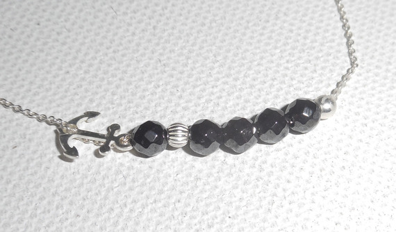 Bracelet original encre marine et petites perles en pierres d'hématite sur chaine fine en argent 925