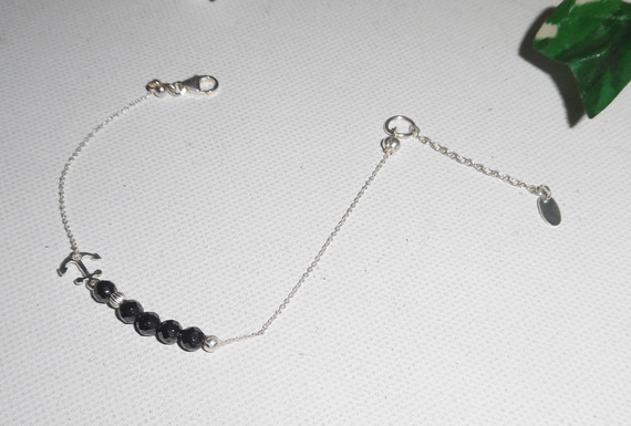 Bracelet original encre marine et petites perles en pierres d'hématite sur chaine fine en argent 925