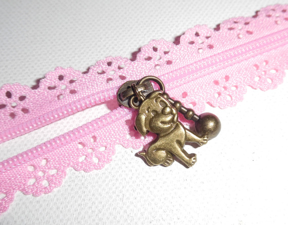 Bracelet original fermeture éclair en dentelle rose avec chien bronze