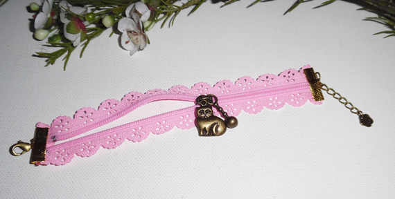 Bracelet original fermeture éclair en dentelle rose avec chat bronze