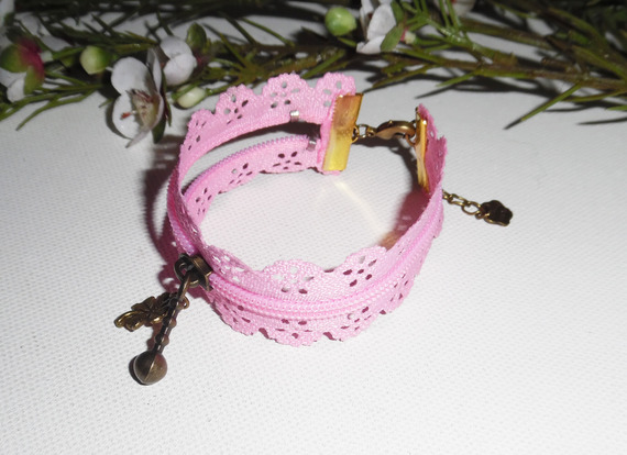 Bracelet original fermeture éclair en dentelle rose avec trèfle bronze porte bonheur