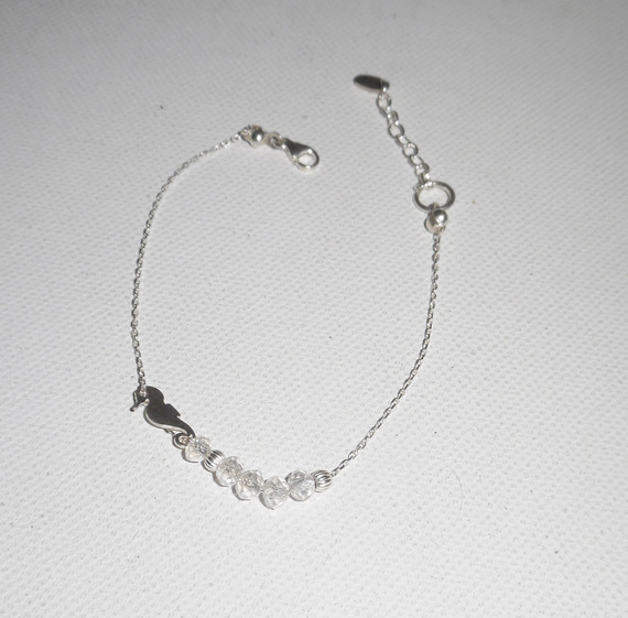 Bracelet original hippocampe et petites perles en cristal sur chaine fine en argent 925
