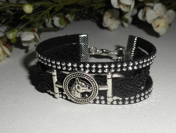 Bracelet original multi-rangs noir avec cheval