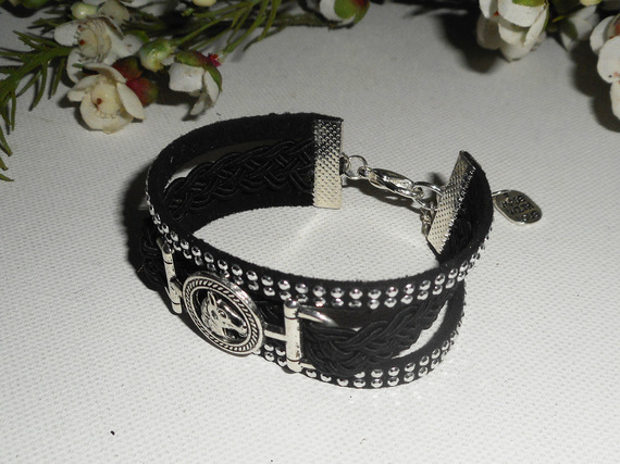 Bracelet original multi-rangs noir avec cheval