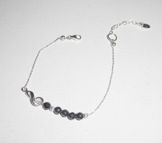 Bracelet original note de musique et perles en hématite sur chaine fine en argent 925