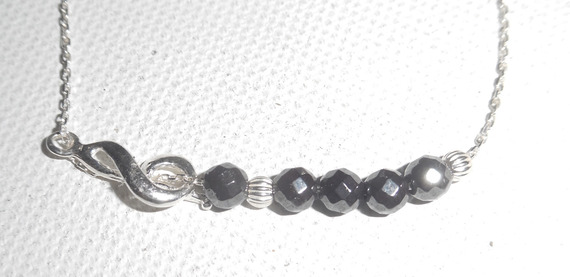 Bracelet original note de musique et perles en hématite sur chaine fine en argent 925